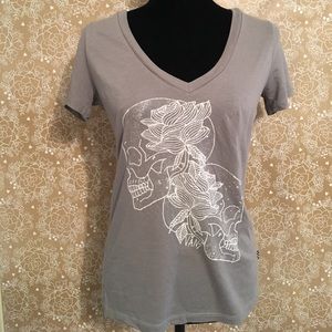 Pretty skull v-neck by Vans!